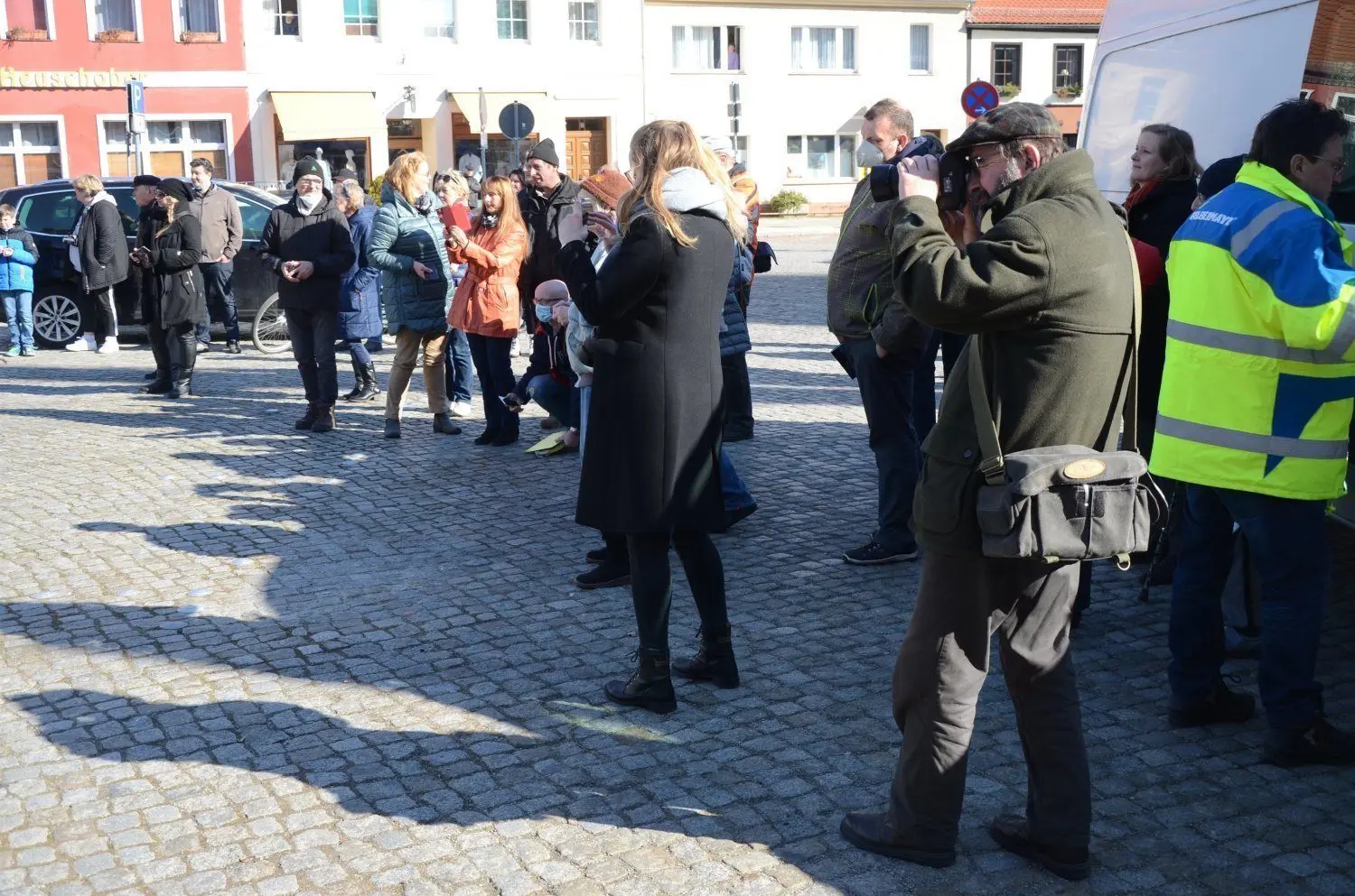 Zahlreiche Lübbenauer verfolgten die Demontage der Turmbekrönung und fotografierten im Anschluss Wetterfahne und Kugel.