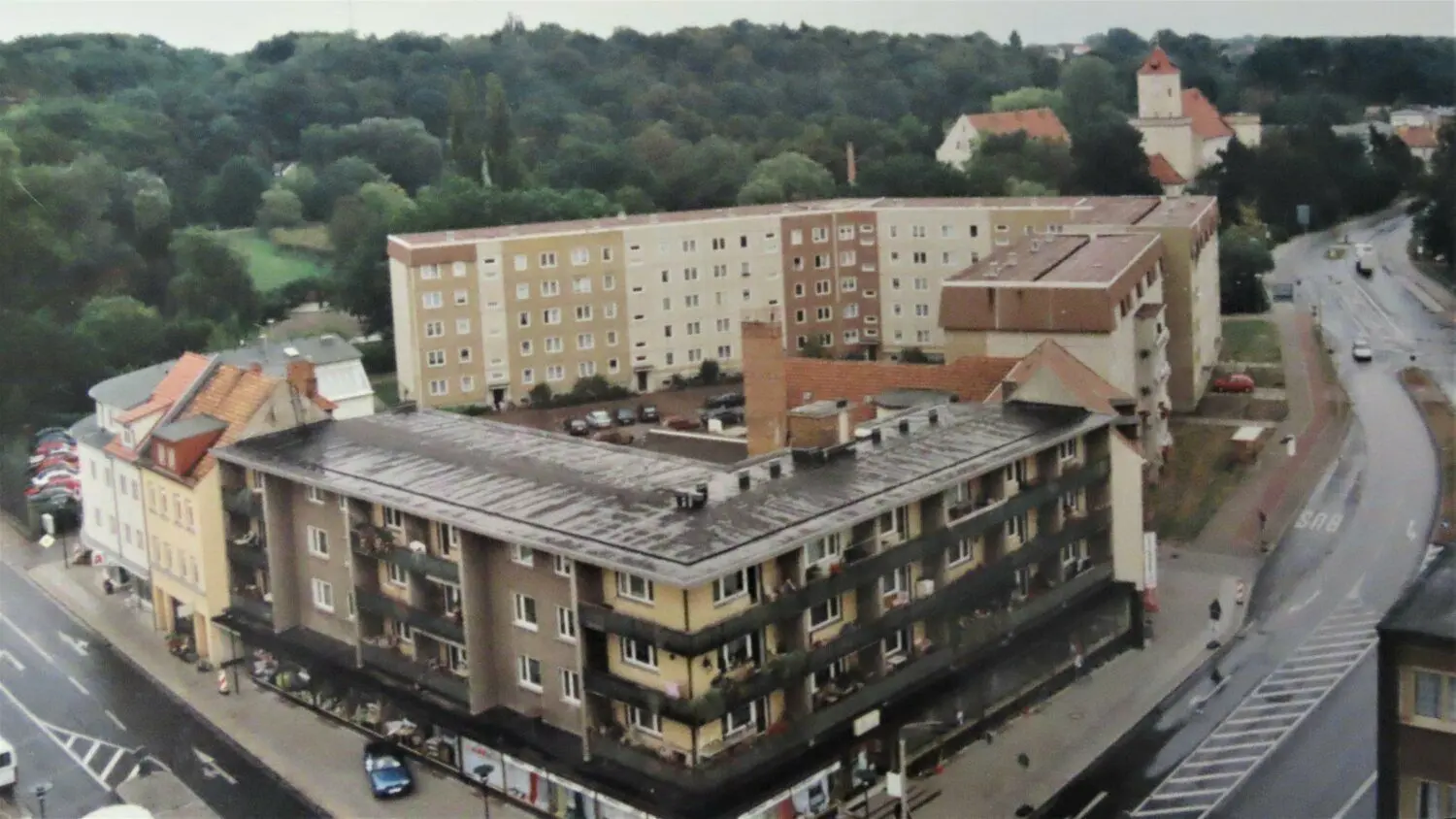 Das Foto zeigt die Bahnhofstraße 1 und 2 im Jahr 1999. Da war das Arbeiterwohnheim am Markt noch kein Bürgerhaus, das CCS gerade im Entstehen, der Kreisverkehr vor der Polizei fehlte und im Färberquartier standen viele Wohnungen leer.