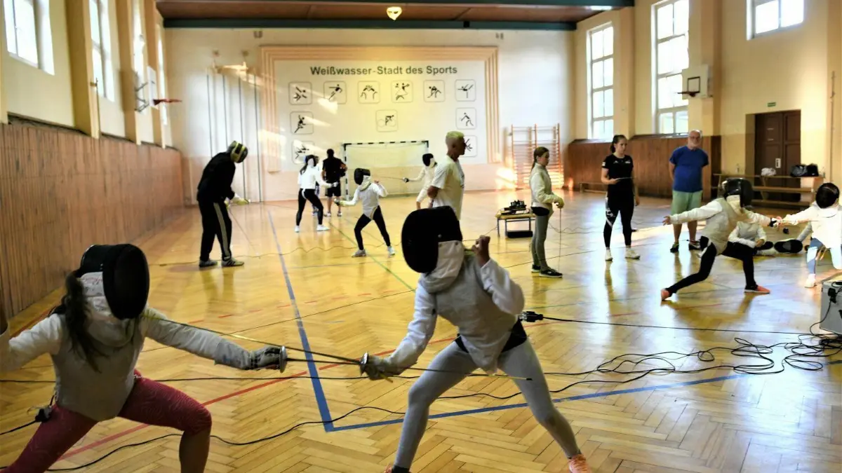 Montags und mittwochs trainieren die Fechter in der Turnhalle vom Turnerheim in Weißwasser. In dieser Woche haben sich alle auf das Turnier am Wochenende vorbereitet.
Montags und mittwochs trainieren die Fechter in der Turnhalle vom Turnerheim in Weißwasser. In dieser Woche haben sich alle auf das Turnier am Wochenende vorbereitet.