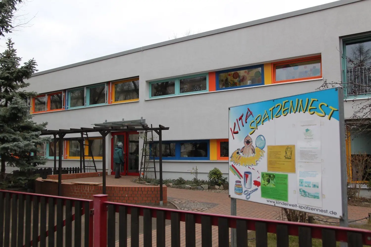 Tatort Kita Spatzennest in der Sielower Straße: Der Beschuldigte soll mindestens zwei Mal in die Kindertagesstätte eingebrochen sein. Dabei hat er mutmaßlich Lebensmittel, elektrische Geräte und eine Formular-Mappe aus dem Büro der Leiterin entwendet.