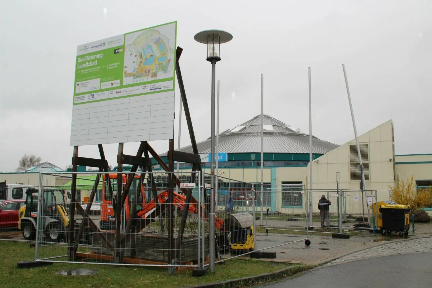 Am Freitag (14. April) ist der offizielle Baustart für die "Qualifizierung" des Lausitzbades Hoyerswerda vollzogen worden. Für mehr als 22 Millionen Euro wird das Bad bis 2025 modernisiert und erweitert.