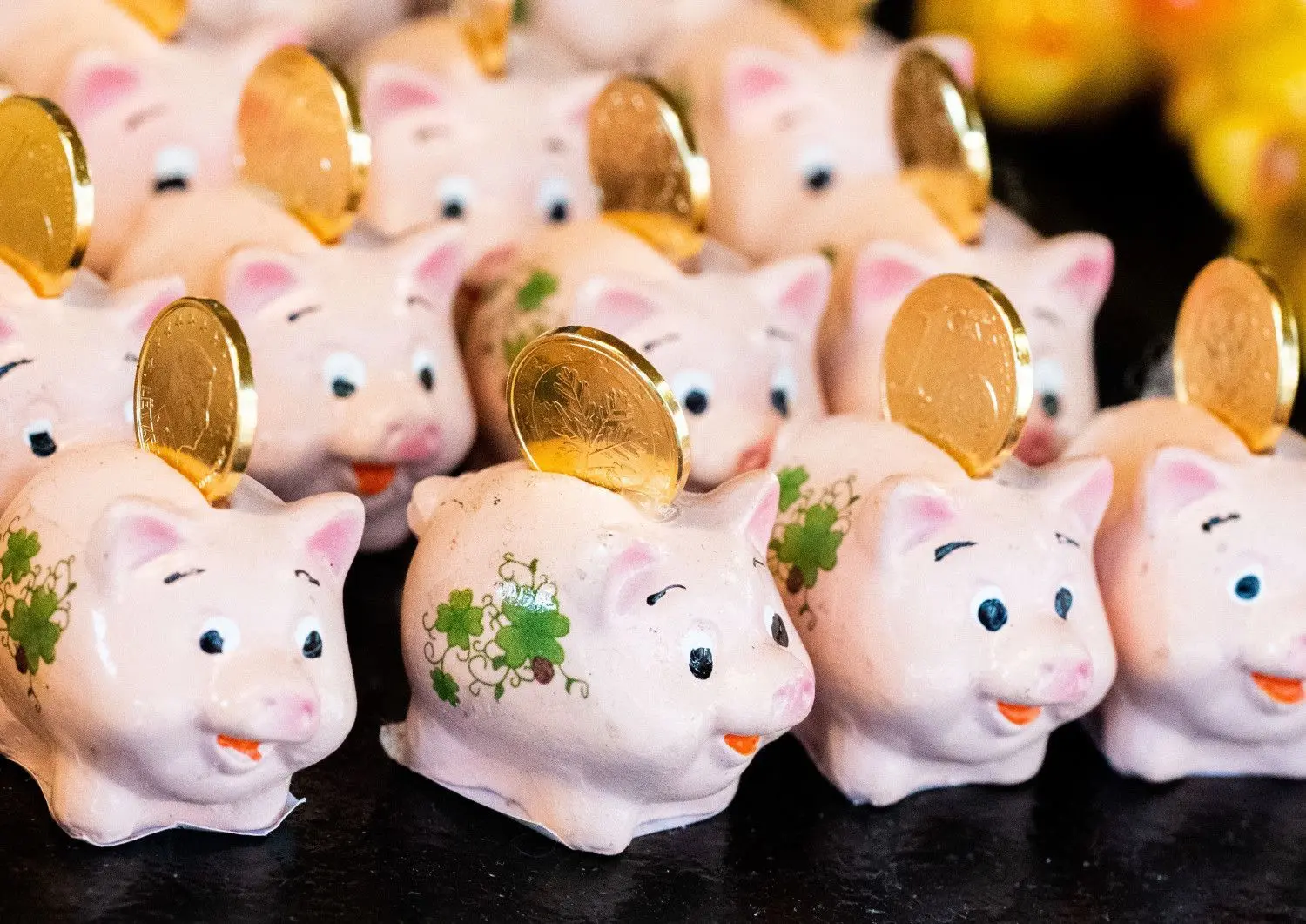 Kleine Schweinchen mit Geldmünzen sind zum Verkauf für Silvester und Neujahr aufgestellt. Sie sollen Glück, Wohlstand und Reichtum bringen.