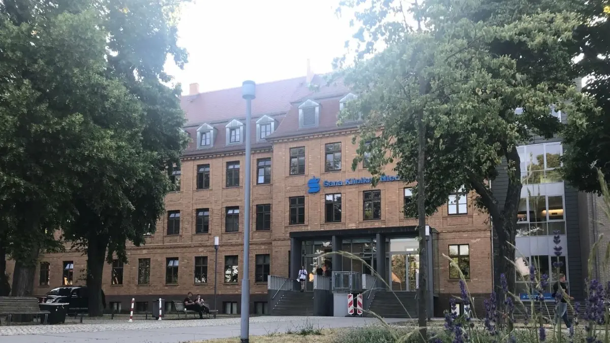Die Sana Kliniken Niederlausitz betreiben die Krankenhäuser in Senftenberg (Bild) und Lauchhammer.
Die Sana Kliniken Niederlausitz betreiben die Krankenhäuser in Senftenberg (Bild) und Lauchhammer und haben mit den beiden Standorten viel vor. Als wichtigsten Baustein für die Zukunft hat das Unternehmen die digitale Anbindung an die künftige Forschung der Cottbuser Universitätsmedizin ausgemacht.