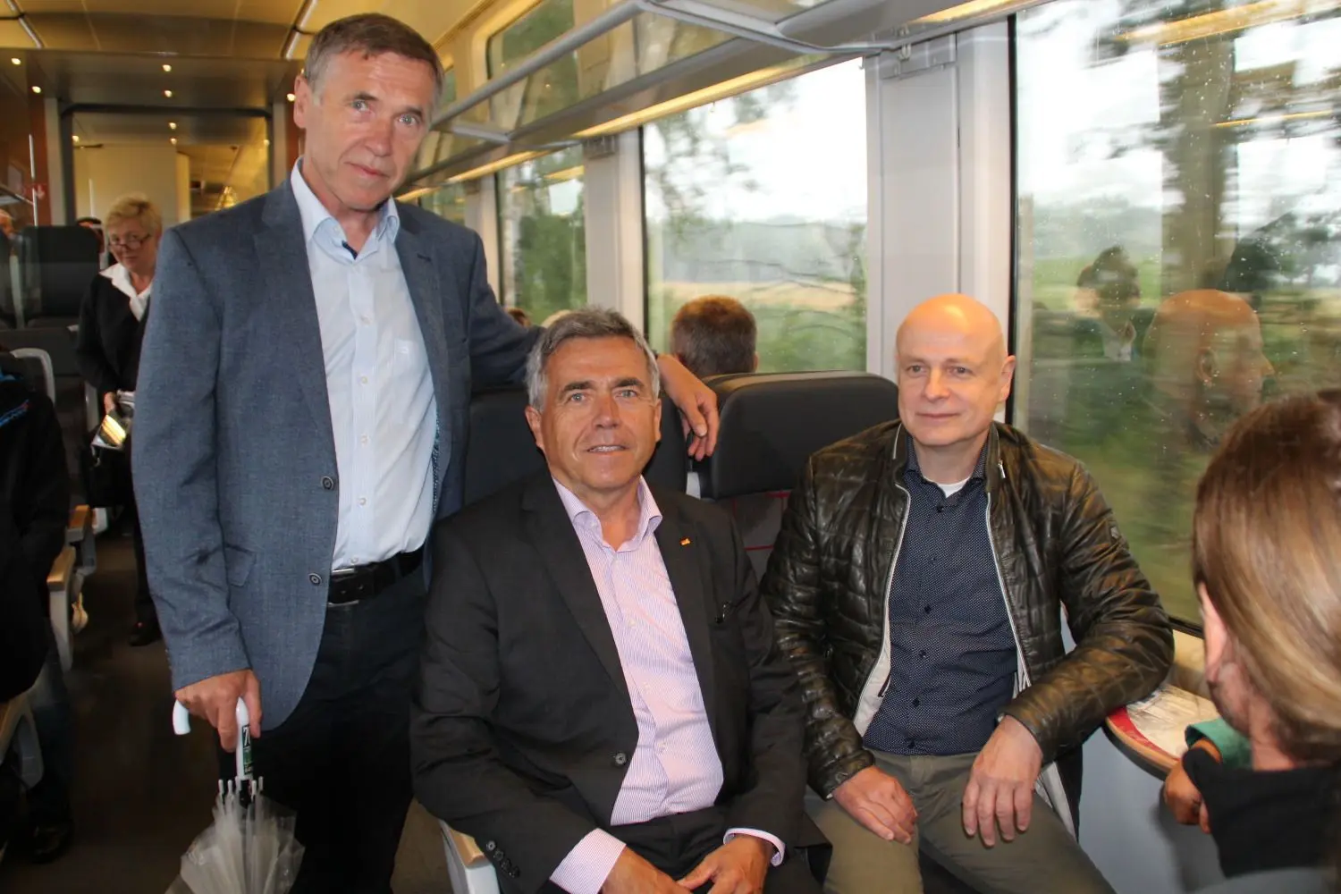 Sie haben lange für die Wiederaufnahme der Seenlandbahn gekämpft: Bernsdorfs Bürgermeister Harry Habel (r.), der Bautzener Landrat Michael Harig und Landtagsabgeordneter Aloysius Mikwauschk bei einer Fahrt im Jahr 2019.