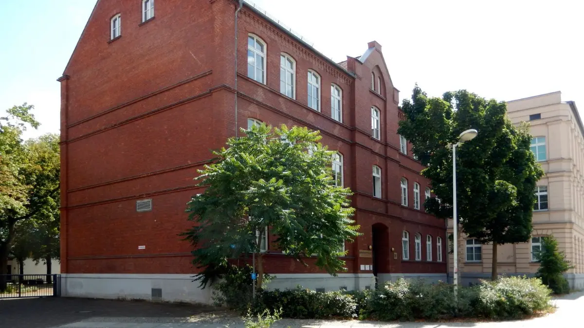 Die Gutenberg Oberschule in Forst macht von außen einen recht guten Eindruck. Doch im Inneren besteht dringender Handlungsbedarf – zumindest aus Sicht der Lehrer.
Die Gutenberg Oberschule in Forst.