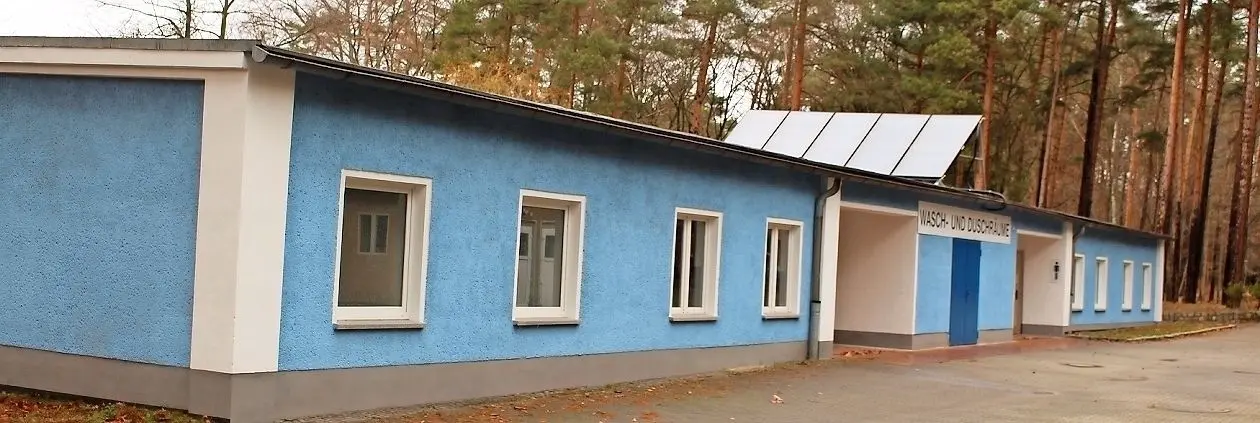 Eine Solarthermie-Anlage auf dem Gebäude senkt die Betriebskosten. Zudem verhilft ein Anstrich zu einem einladenderen Aussehen.