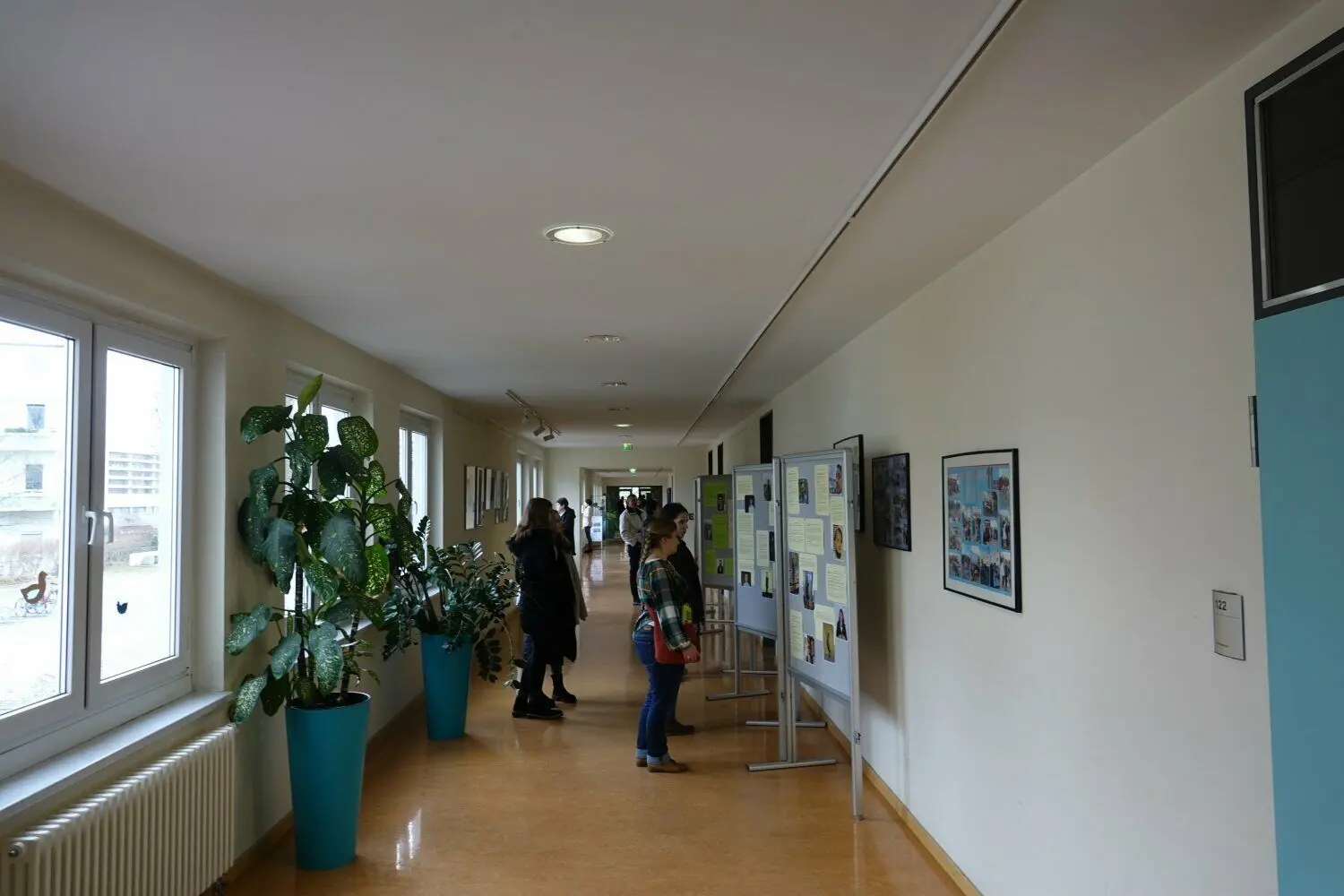 Die Galerie der Ehemaligen, die zum 30. Geburtstag vom Landau-Gymnaisium entstanden ist, trifft das Interesse der Besucher beim Tag der offenen Tür in Weißwasser.
