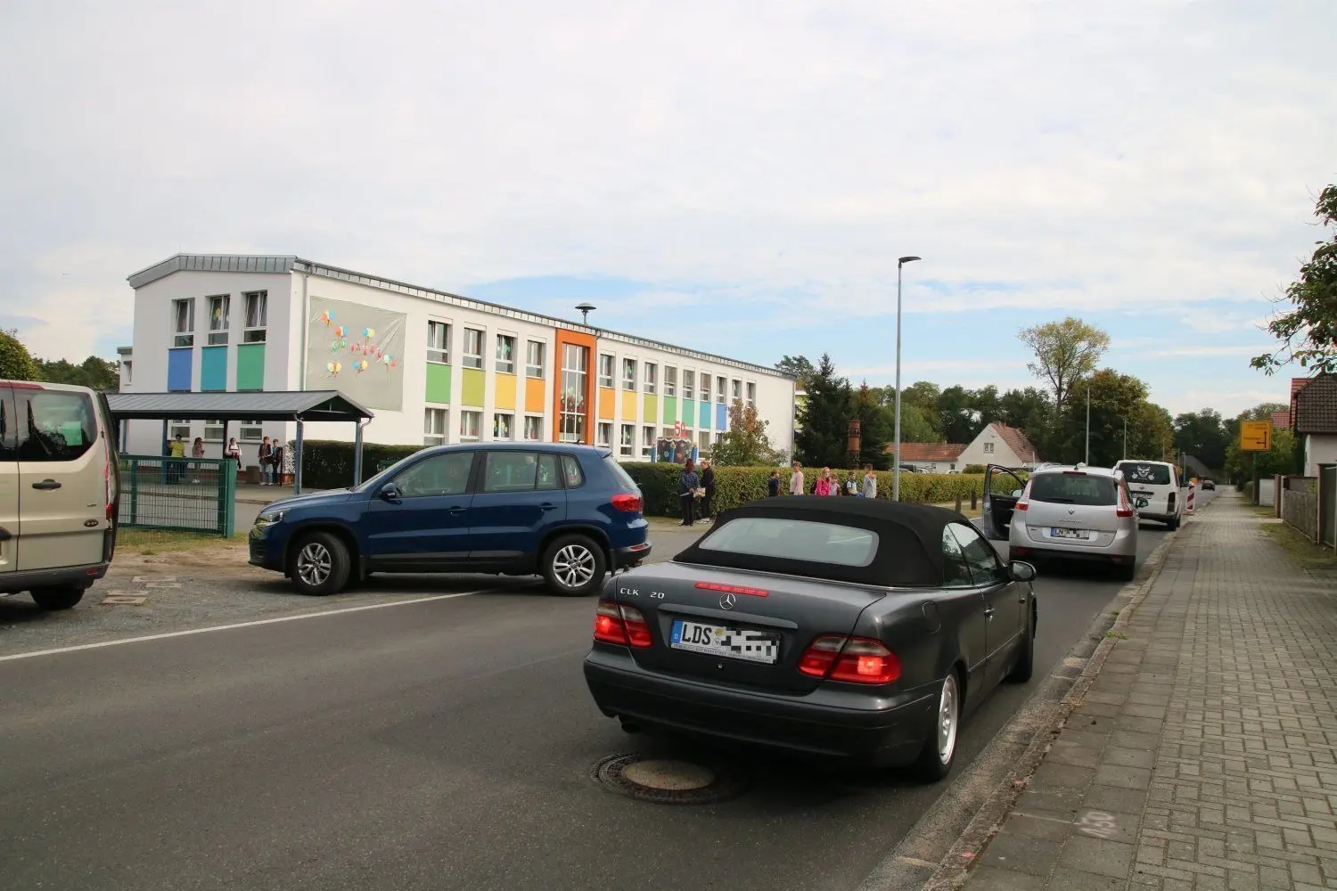 Viele Autos parkten Dienstagmittag vor der Gröditscher Grundschule. Eltern und Großeltern holten ihre Kinder ab, weil die Busfahrer streikten und Linien ausfielen.