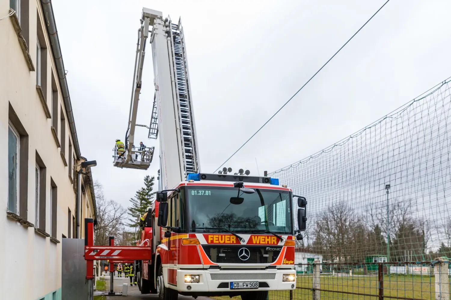 Rund 60 Feuerwehr-Kameraden kämpften in Drebkau gegen einen Brand im Volkshaus.