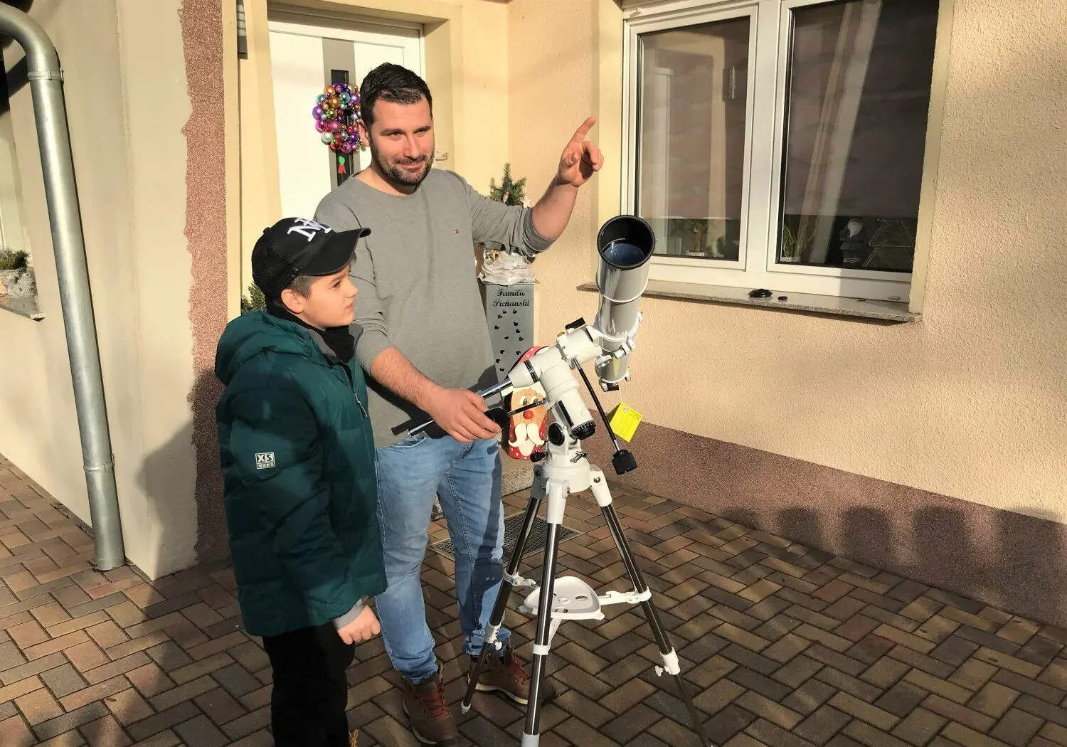 Inzwischen steht das Teleskop in Saxdorf bei der Familie auf dem Hof. Und wenn sich Vater und Sohn in die Materie eingearbeitet haben, steht der Beobachtung des nächtlichen Sternenhimmels nichts mehr im Weg.
