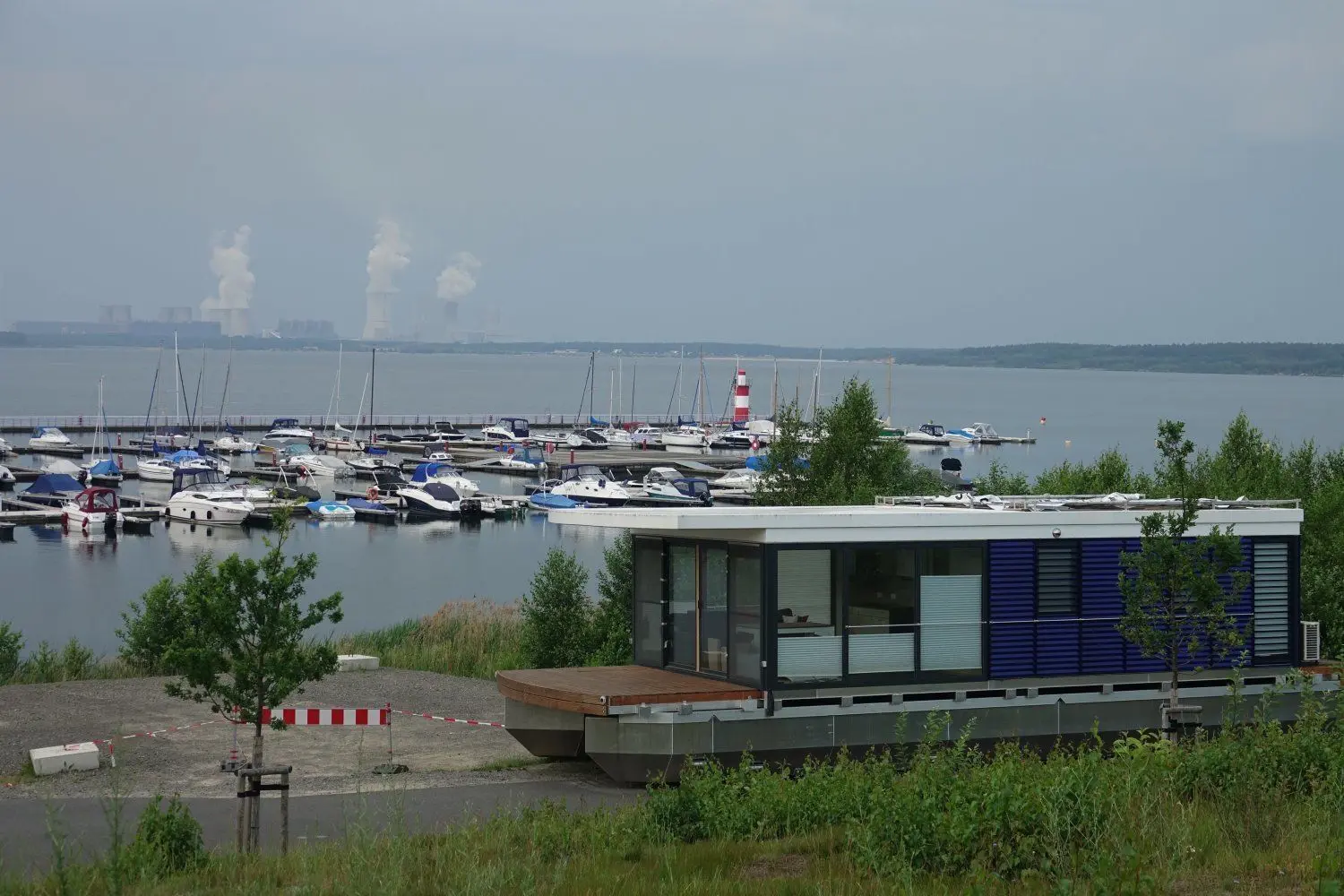 Noch liegt das zweite schwimmende Haus auf dem Trockenen, aber das soll sich nun bald ändern.