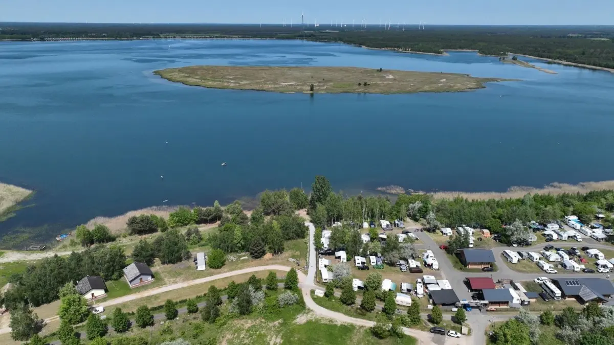 Blick über den Gräbendorfer See vom Seecamp Casel hinüber zur Möweninsel. Bislang weiß wohl niemand so recht, was mit den Sperrbojen um das Eiland passiert ist.
Luftaufnahme vom 27. Mai 2023
Gräbendorfer See
Camp Casel
