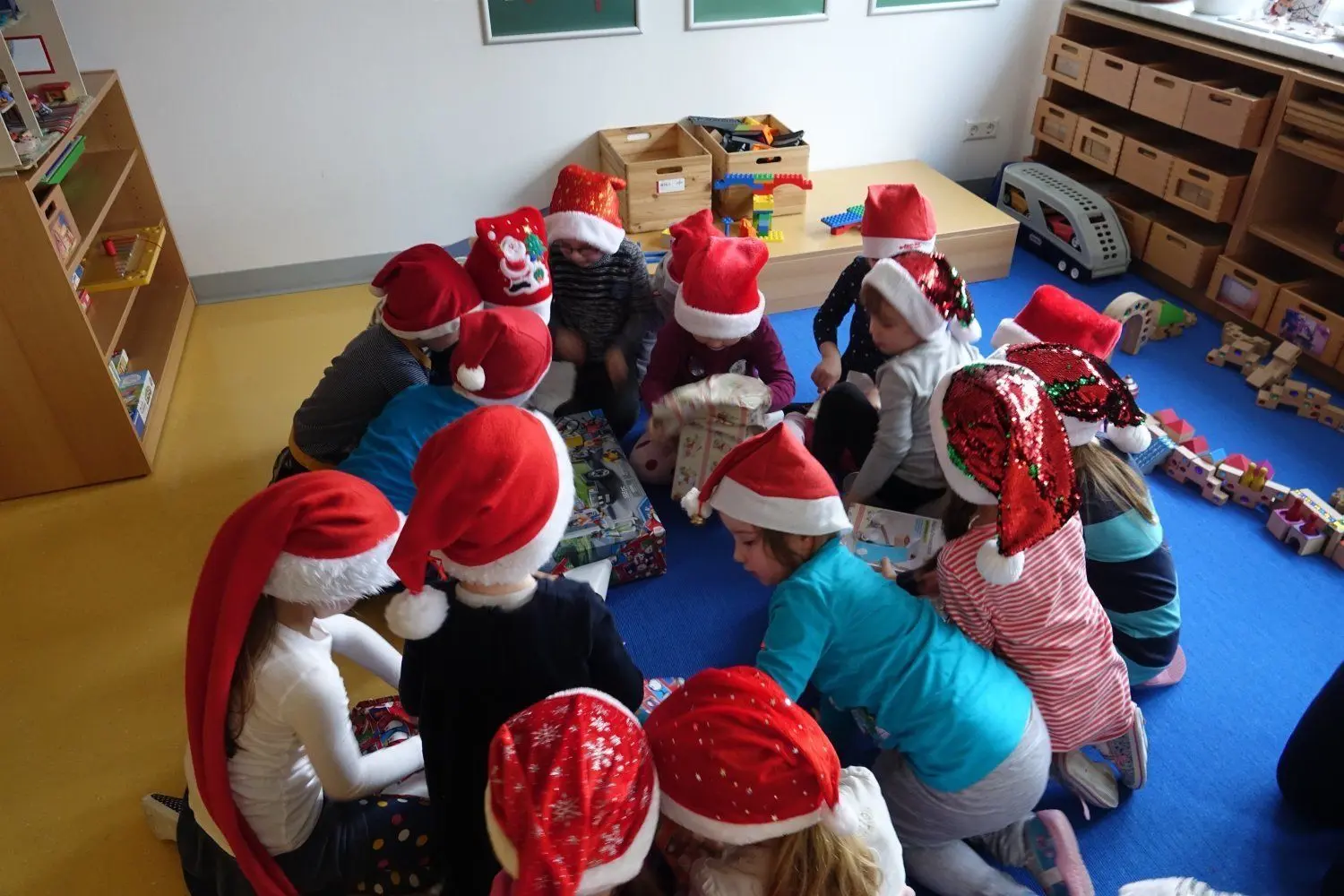 Suchbild - wo sind die Geschenke. Die Kinder können endlich auspacken.