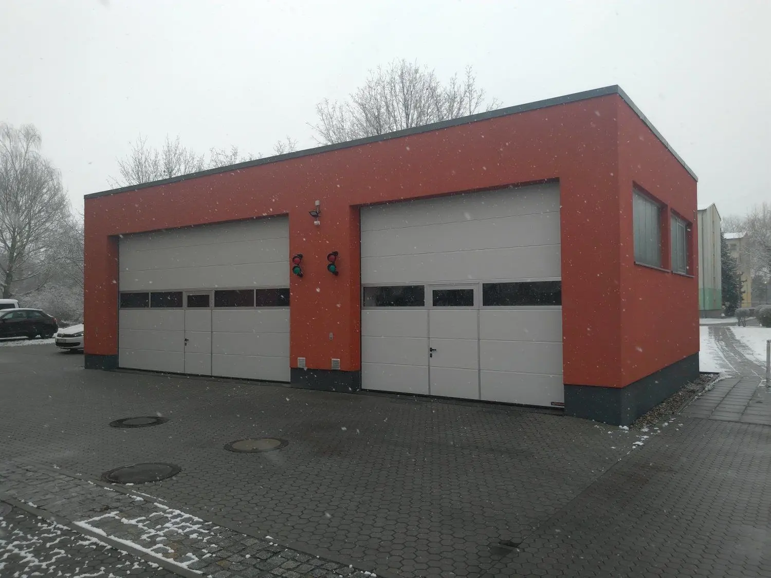 Zur ASB-Rettungswache gehört auch das Nebengebäude für den Rettungswagen, der regelmäßig zu Einsätzen ausrückt.
