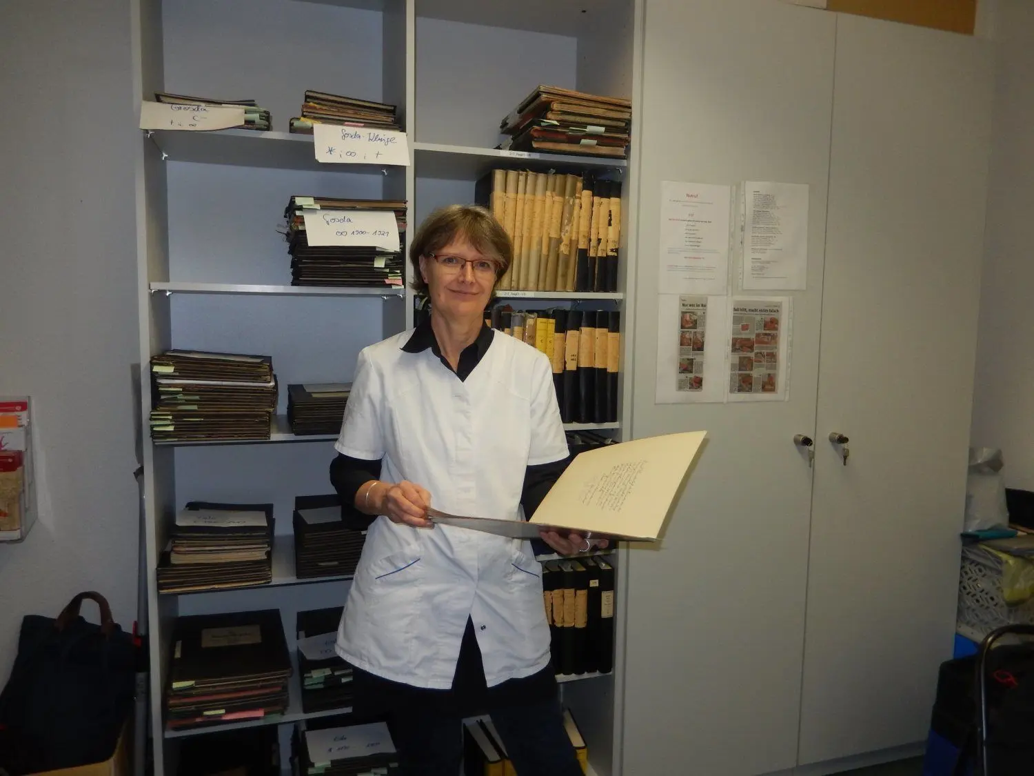 Cornelia Hanke mit einem Hochzeitsregister von 1895.