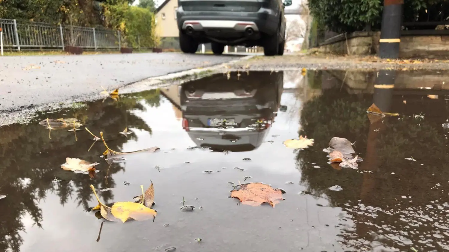 In der Saspower Hauptstraße in Cottbus haben einige Anwohner bei Regen tiefe Pfützen in der Auffahrt zu ihren Grundstücken.