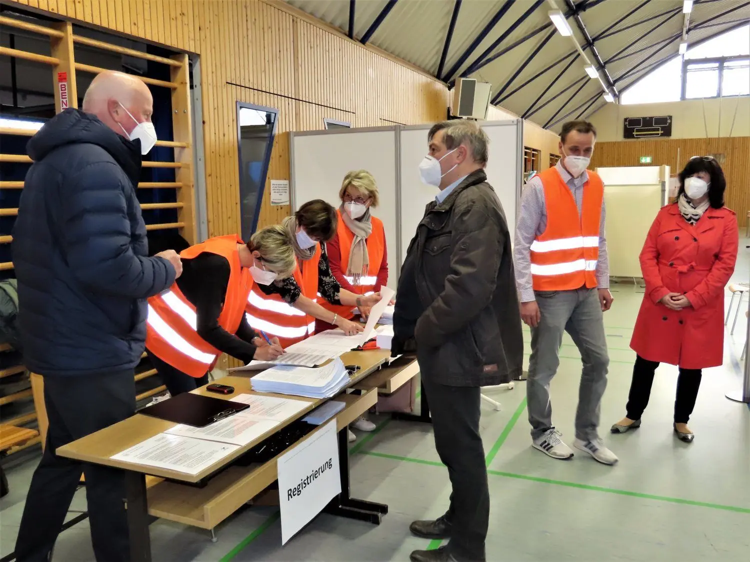 Kreisdezernent Dezernernt Olaf Lalk (l.), Impfkoordinator Alexander Adam (m.) und Bürgermeister Christine Herntier (r.) beim ersten Impf-Durchlauf im April.