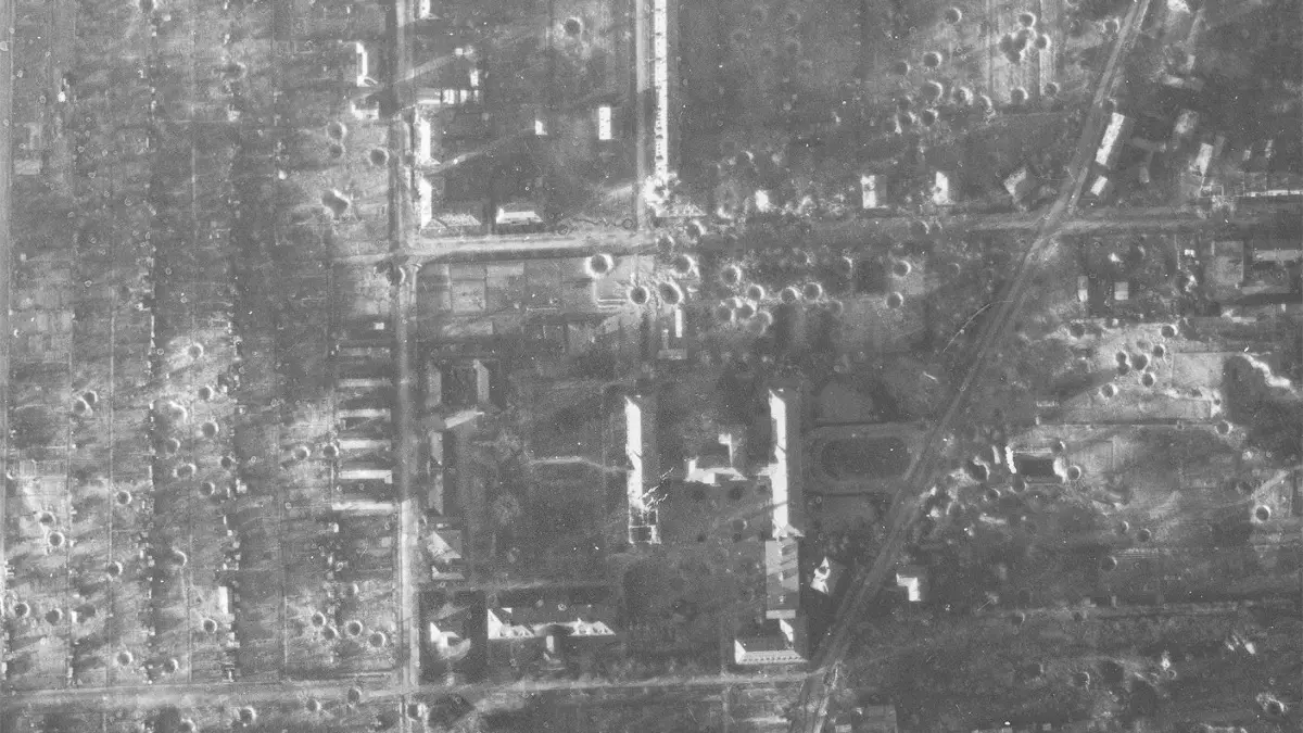 Luftbild von der Bombardierung auf Cottbus 1945. Rund um das Carl-Thiem-Klinikum schlugen unzählige Bomben ein.