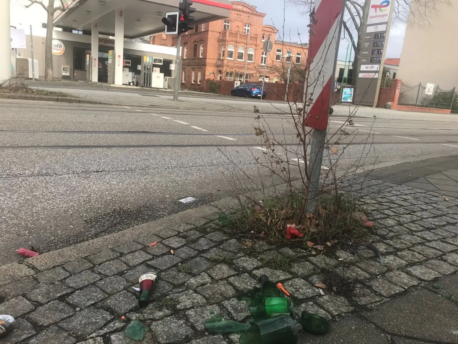 Die zerschlagene Sektflasche auf dem Gehweg ist in Cottbus fünf Tage nach der Silvesternacht keine Seltenheit.
