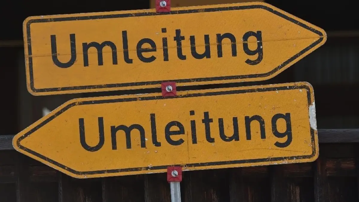 Der Verkehr zwischen Mühlenbeck und Schönwalde wird in der kommenden Woche aufgrund der täglichen Vollsperrungen umgeleitet.
07.05.2018, Bayern; Garmisch-Partenkirchen: Zwei Umleitungsschilder zeigen in unterschiedliche Richtungen. Foto: Angelika Warmuth/dpa +++(c) dpa - Bildfunk+++ | Verwendung weltweit