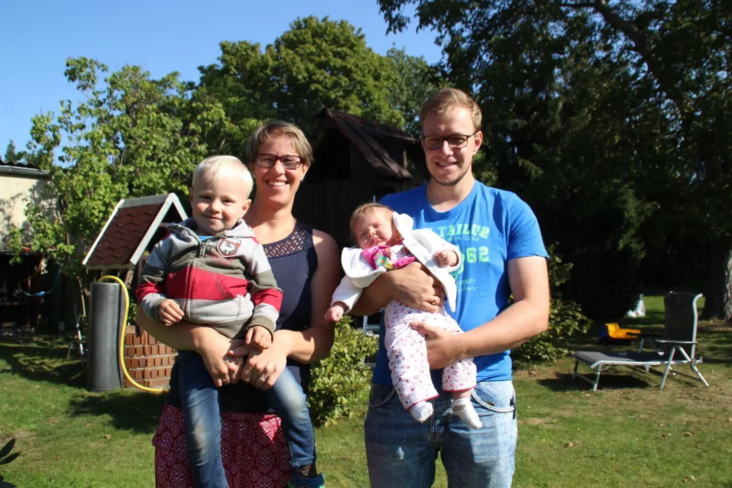Die junge Missionarsfamilie ist nun vierköpfig: Simon Hocker (r.) und seine Frau Deborah mit Sohn Noah und Tochter Jolie sind derzeit auf Heimaturlaub in Lauchhammer. Doch sobald die Corona-Lage es zulässt, wollen sie wieder ihrer Berufung folgen und in den Tschad reisen.