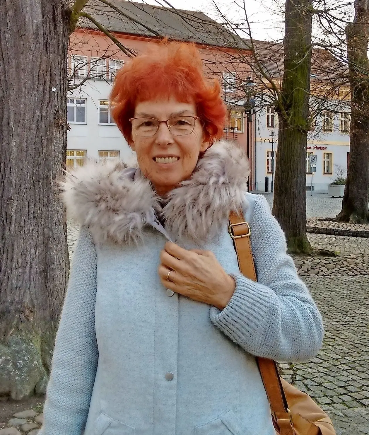 Strahlt auch im eisigen Januarwind: Elisabeth Jente, von 1991 bis 2018 Ausländer- und Gleichstellungsbeauftragte von Lübbenau, vor ihrem ehemaligen Arbeitsort, dem Lübbenauer Rathaus.⇥