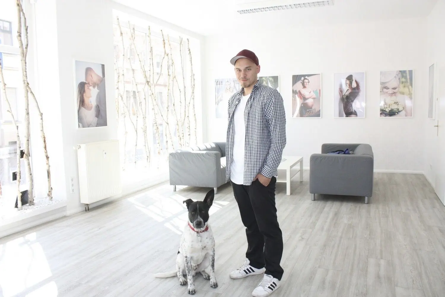 Christian Swiekatowski mit Studiohund Kaio in seinem Fotostudio in der Forster Bahnhofstraße. Er hat den neuen Imagefilm über die Stadt Forst gedreht.