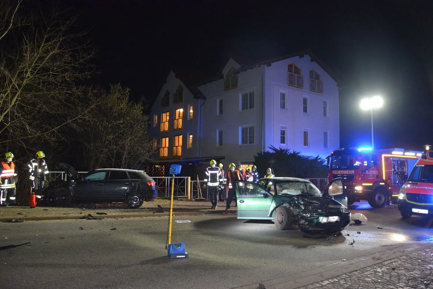 Schwerer Unfall in der Muskauer Straße: Zu den drei Verletzten gehört auch ein zweijähriges Kind.
