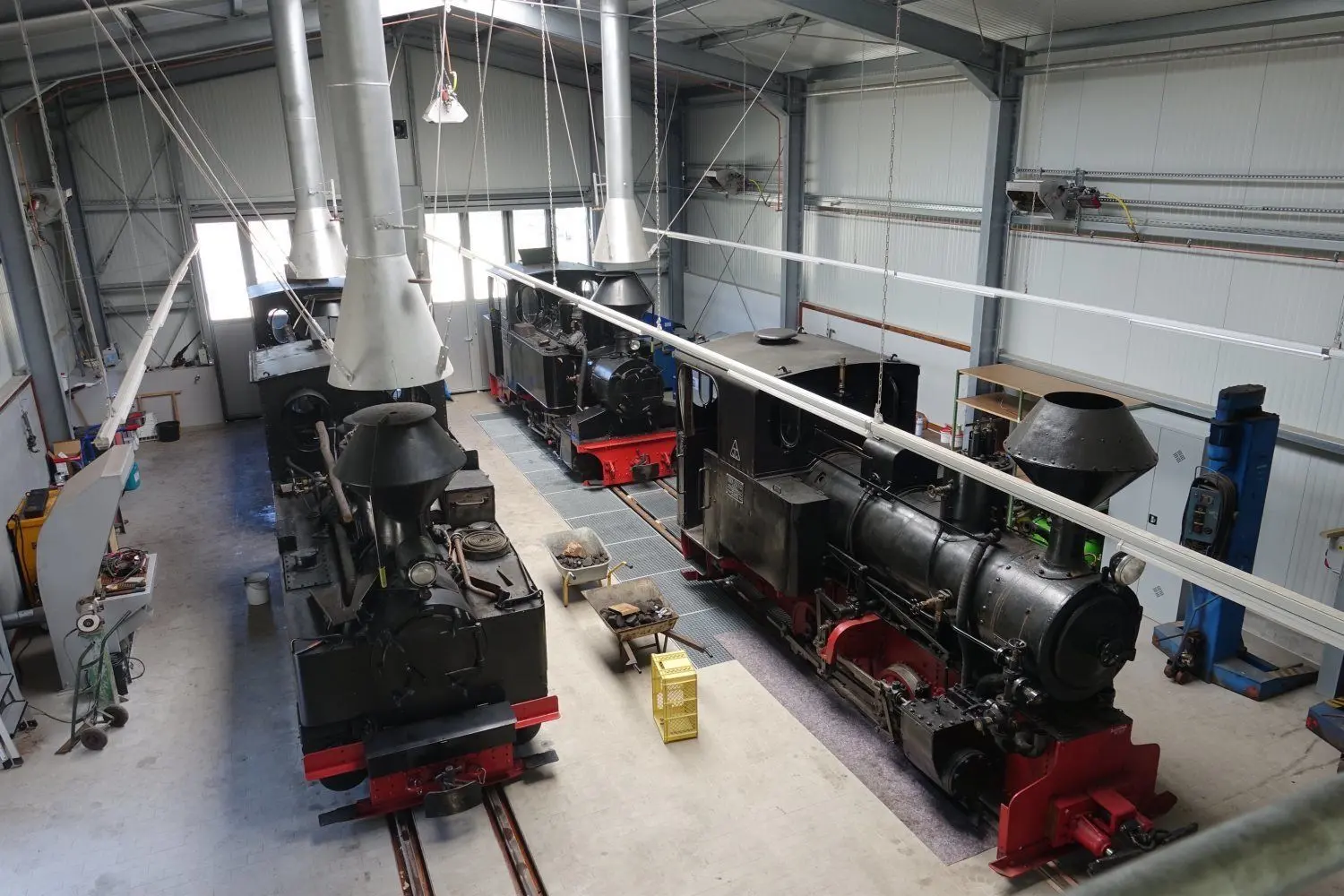 Die Dampfloks des Waldeisenbahnvereins stehen in ihrer neuen "Garage". Auch die Hilax (vorn rechts) hat dort schon ein Plätzchen, muss aber noch auf Vordermann gebracht werden.