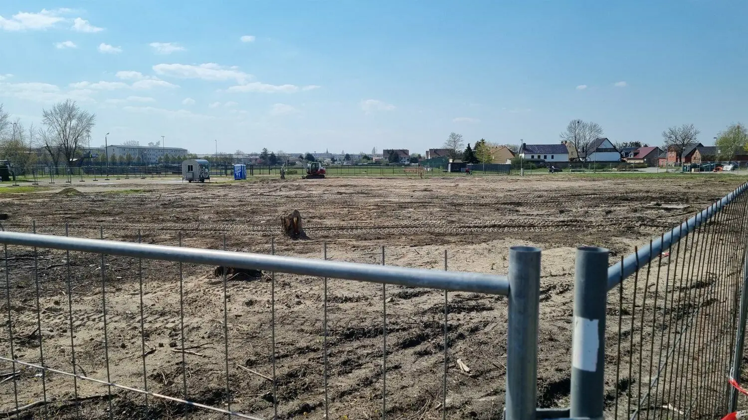 Grabungsfeld an den Bahngleisen in der Straße des Friedens in Lübbenau. Im Hintergrund die Sportanlagen der Neustadt.