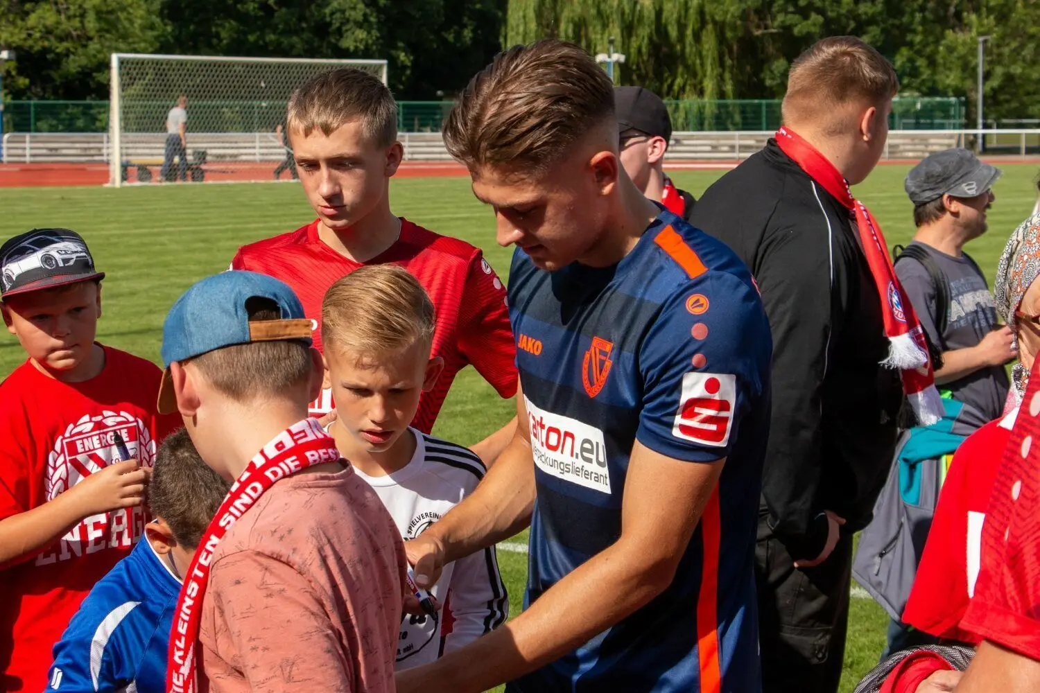 In Finsterwalde ganz nah dran an den Fans: die Wollitz-Elf des FC Energie Cottbus.