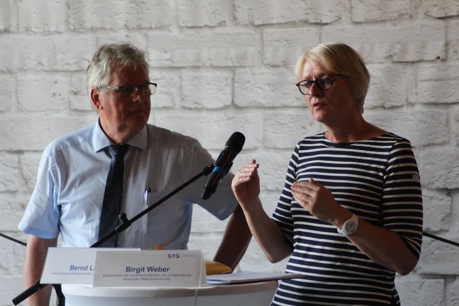 Der Görlitzer Landrat Bernd Lange (CDU) und die Beigeordnete des Kreises Bautzen, Birgit Weber, erklären, welche Projekte durch den Ausschuss genehmigt wurden.