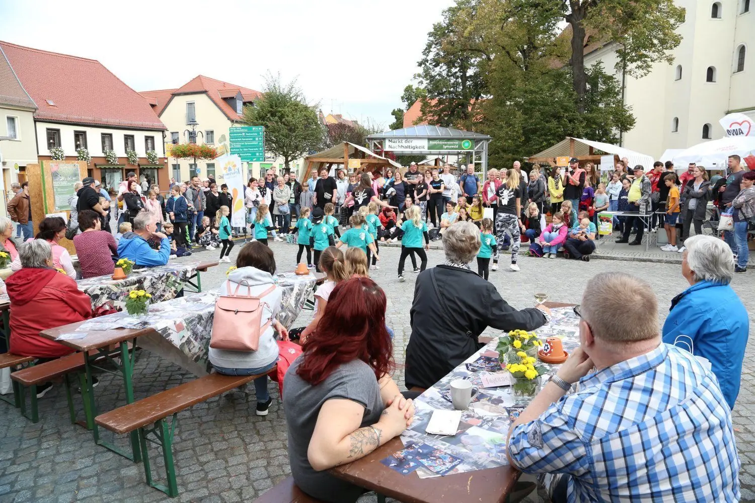 Gut besucht war der erste Markt der Nachhaltigkeit in Lübbenau. Das Tanzstudio Bella unter der Leitung von Jenny Reichert sorgte für die passende Stimmung.