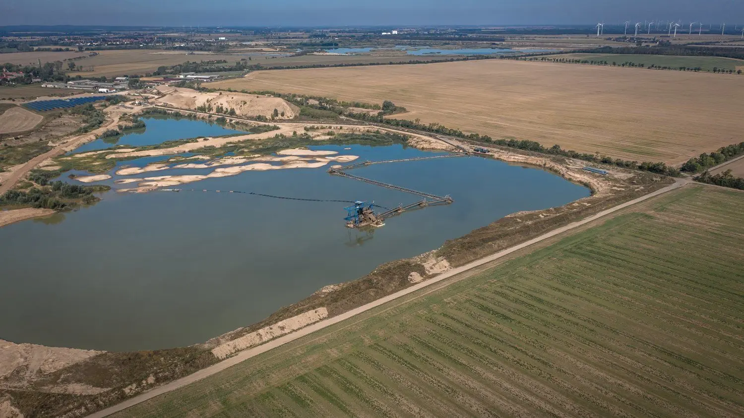 Kiesabbau im Raum Mühlberg und Atenau: Im Vordergrund das Abbaugebiet der Berger Rohstoffe GmbH, im Hintergrund Teile der Elbekies-Flächen. Beide Unternehmen wollen den Kiesabbau noch beträchtlich erweitern.
