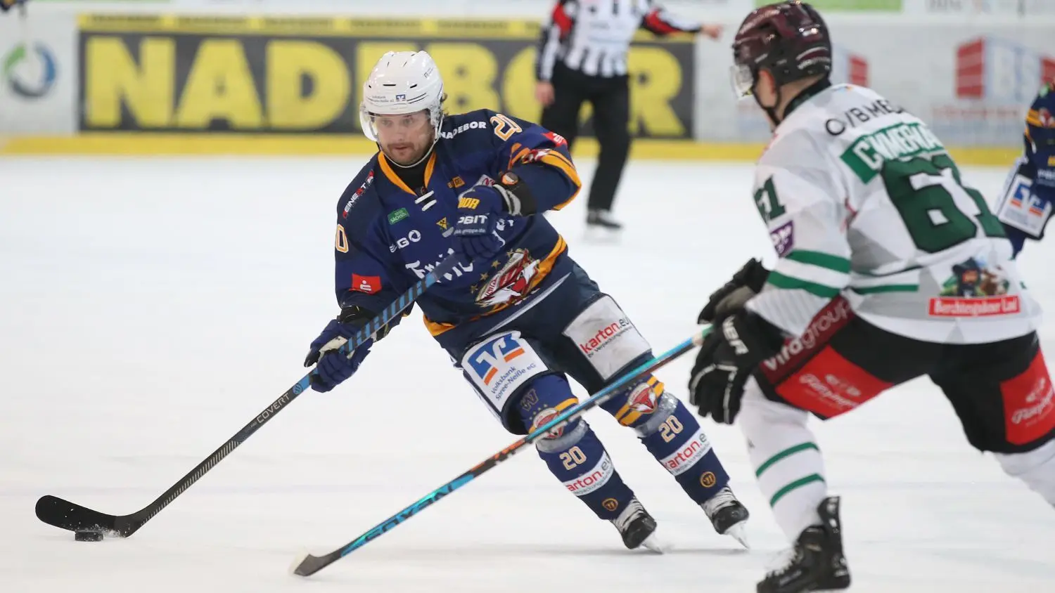 Ville Järveläinen (links) erzielte zwei Treffer beim Sieg der Lausitzer Füchse gegen Rosenheim.