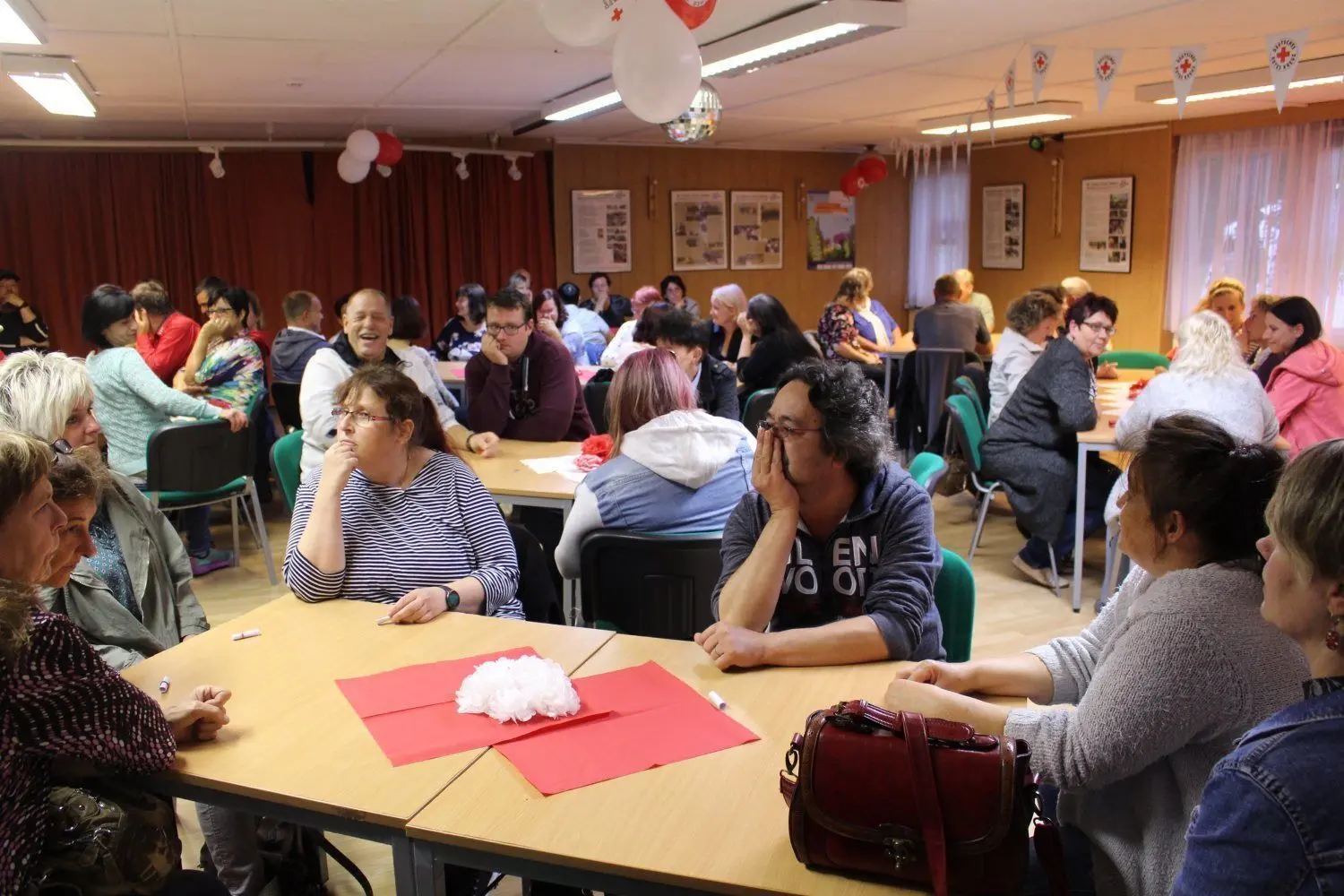 Gute Stimmung bei der Dankeschön-Veranstaltung für die DRK-Ehrenamtler in Weißwasser.
