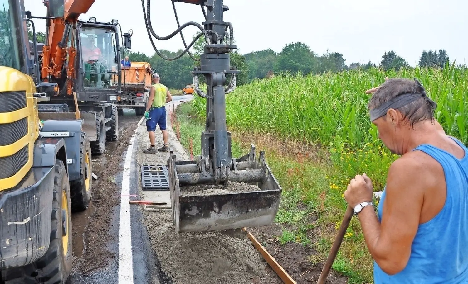 Im Zeischaer Weg von Bad Liebenwerda nach Zeischa erhalten die Kurven zusätzlich belastbare Bankette. ⇥