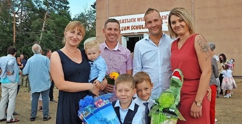 Simon mit seinen Eltern Sonja Richter und Steve Lindner sowie Bruder Tom (l.) und Bastian mit seinen Eltern Stefanie Lehmann und Stephan Noack.