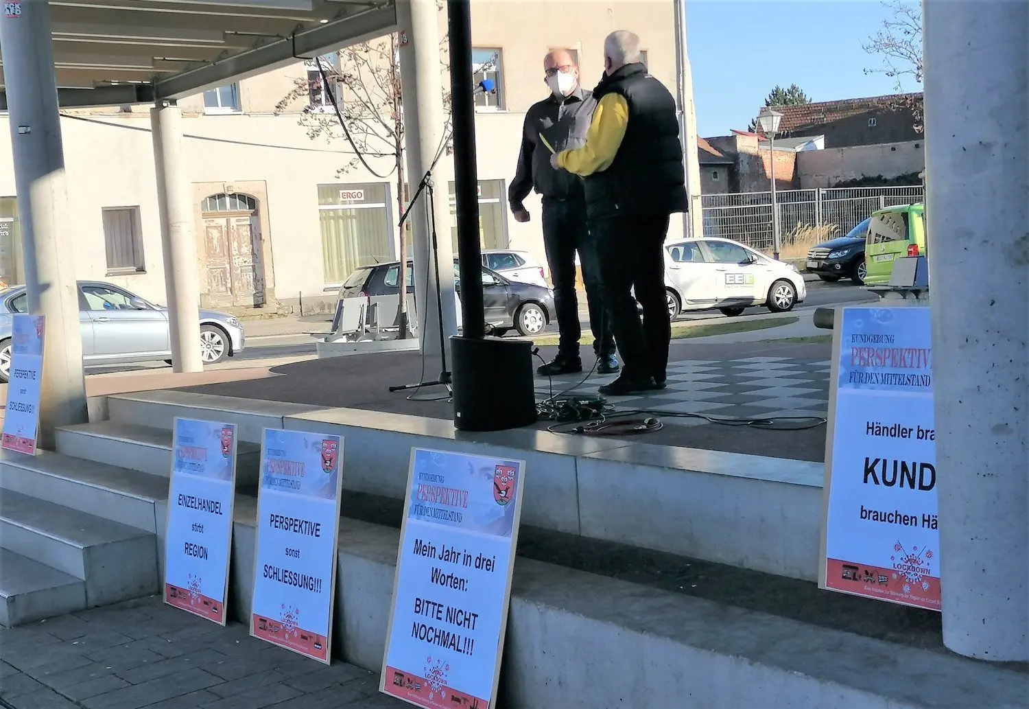 Uhrmachermeister Eckart Schmidtchen (l.) hat die Kundgebung auf dem Markt in Elsterwerda organisiert.