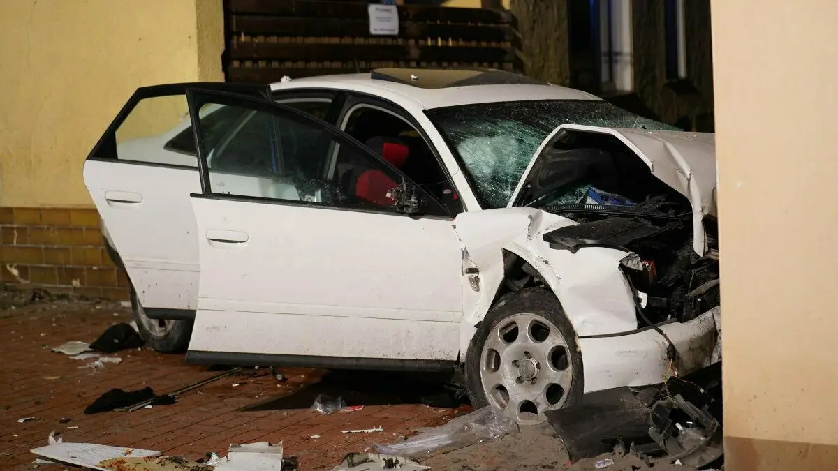 Der Audi landet an der Muskauer Straße in Weißwasser frontal an der Hauswand.
03.01.2022, 03:30 Uhr
Wei§wasser, Bautzener Stra§e
Fotograf: LausitzNews.de / jk
Ein Streifenwagen des Polizeireviers Wei§wasser wollte am frŸhen Dienstagmorgen einen wei§en Audi A6 kontrollieren. Doch der Fahrer des Wagens mit polnischen Kennzeichen gab Gas und flŸchtete. Ein weiterer Streifenwagen stellt sich wenig spŠter auf der BahnbrŸcke an der Bautzener Stra§e quer und wollte den Audi an der Weiterfahrt hindern. Der Audifahrer rammte das Polizeiauto, kam dann nach links von der Stra§e ab, prallte dort gegen einen Stromkasten und anschlie§end noch mit hoher Wucht gegen eine Hauswand. Mindestens eine Person wurde eingeklemmt und musste durch die Feuerwehr befreit werden. Einer der Verletzten musste mit dem Rettungshubschrauber in eine Klinik geflogen werden. Neben den zwei Insassen wurde auch ein Polizist in dem gerammten Einsatzfahrzeug ins Klinikum. Der Verkehrsunfalldienst hat den Unfall aufgenommen. Die Bautzener Stra§e war in dem Bereich fŸr mehr als 3 Stunden voll gesperrt. Die Ermittlungen, warum die MŠnner vor der Polizei flŸchteten, laufen.