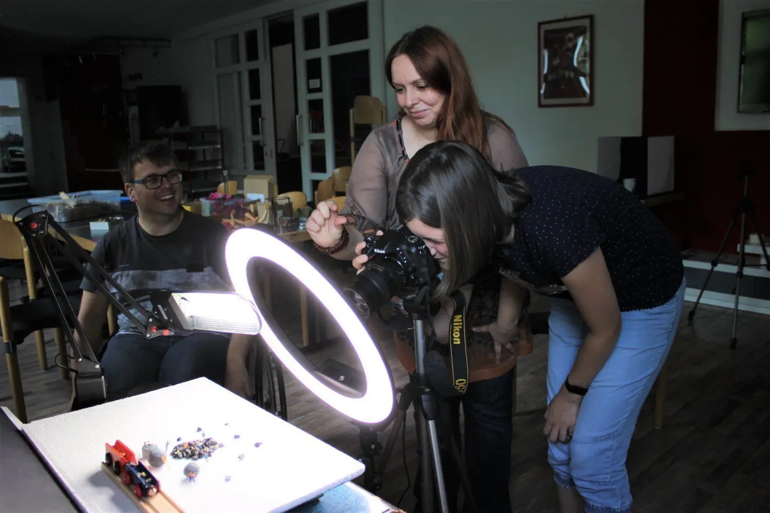 Mediengestalterin Dagny Schütt (38) gibt der elfjährigen Jasmin beim Fotografieren noch einige Tipps. Am Ende sollen viele Fotos für eine kleine Ausstellung im „Bergschlösschen“ entstehen. ⇥