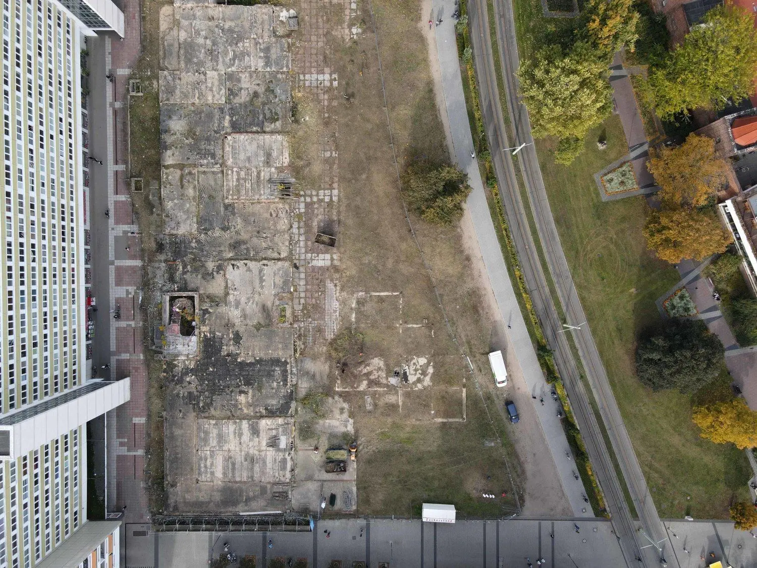 Blick von oben: Die Bewohner der Wohnscheibe an der Stadtpromenade blicken seit elf Jahren auf diese Brache.