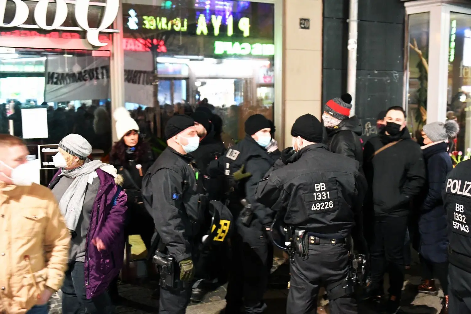 Am Spremberger Turm stoppt die Polizei den Demonstrationszug, läss ihn dann doch über die Franz-Mehring-Straße weiter ziehen. Dort wird er zwangsweise wegen massiver Verstäße gegen die Corona-Eindämmungsverordnung aufgelöst.