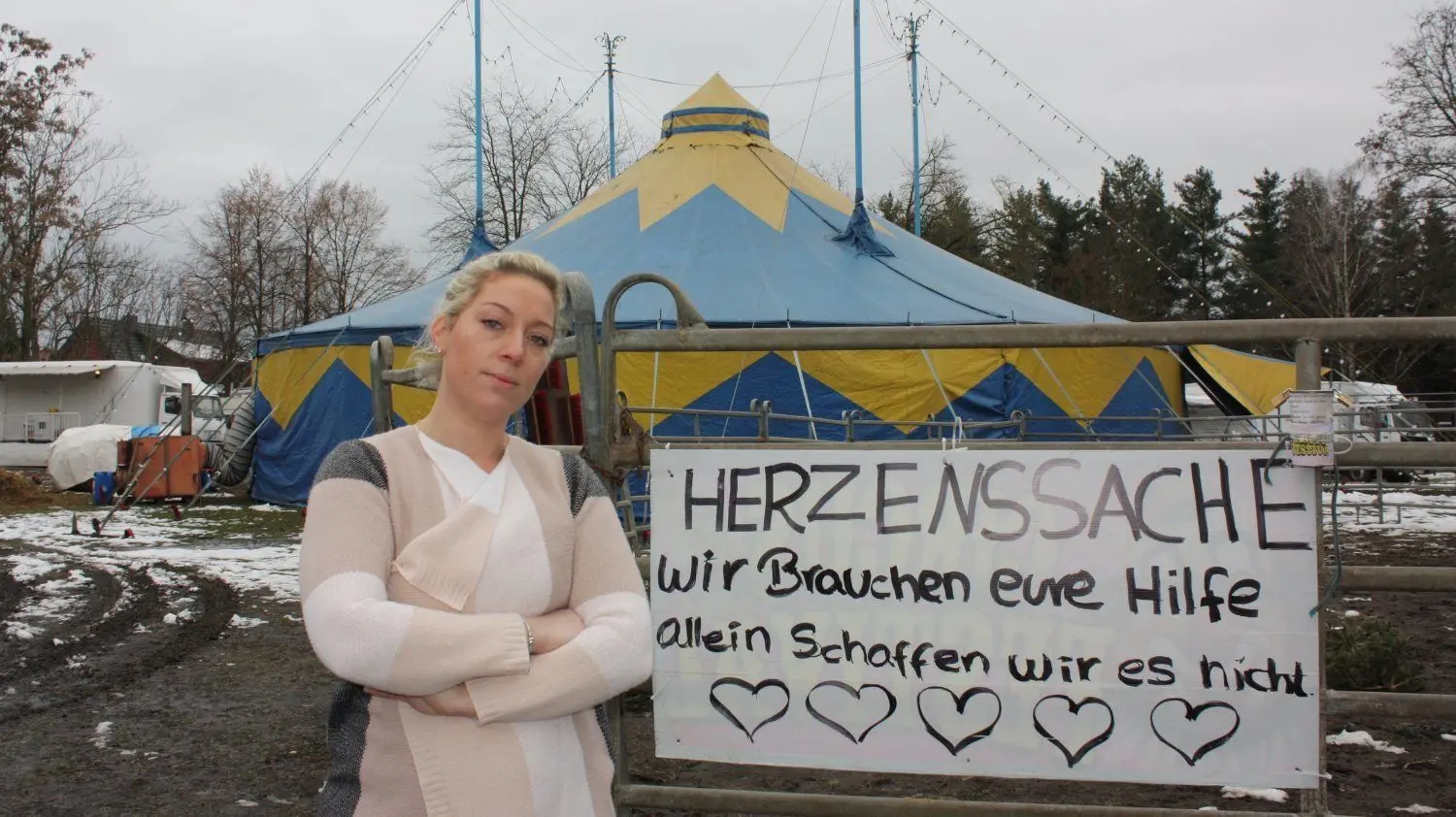 Trübe Aussichten: Natalie Frank, Chefin vom Circus Festival, in ihrem Quartier in Cottbus-Sachsendorf. Wegen der fehlenden Einnahmen durch den Lockdown ist die Familie auf Spenden, vor allem für das Tierfutter, angewiesen.
