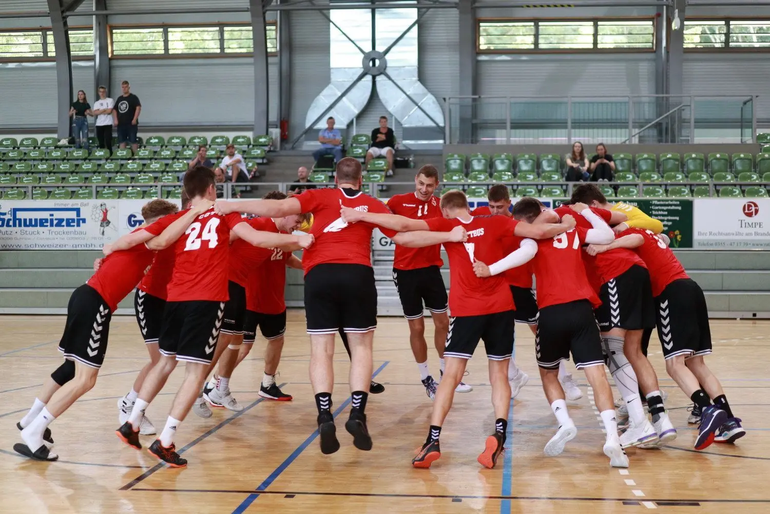 Die A-Junioren des LHC Cottbus feiern den Aufstieg in die Junioren-Bundesliga.