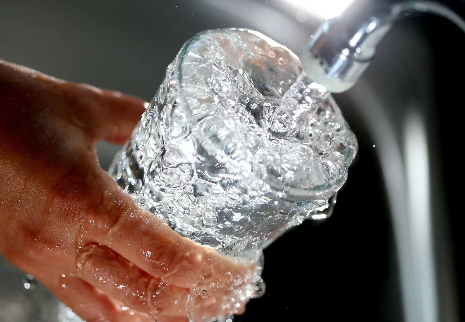 Vorübergehend schmeckt das Trinkwasser in vielen Cottbuser Haushalten nach Chlor.