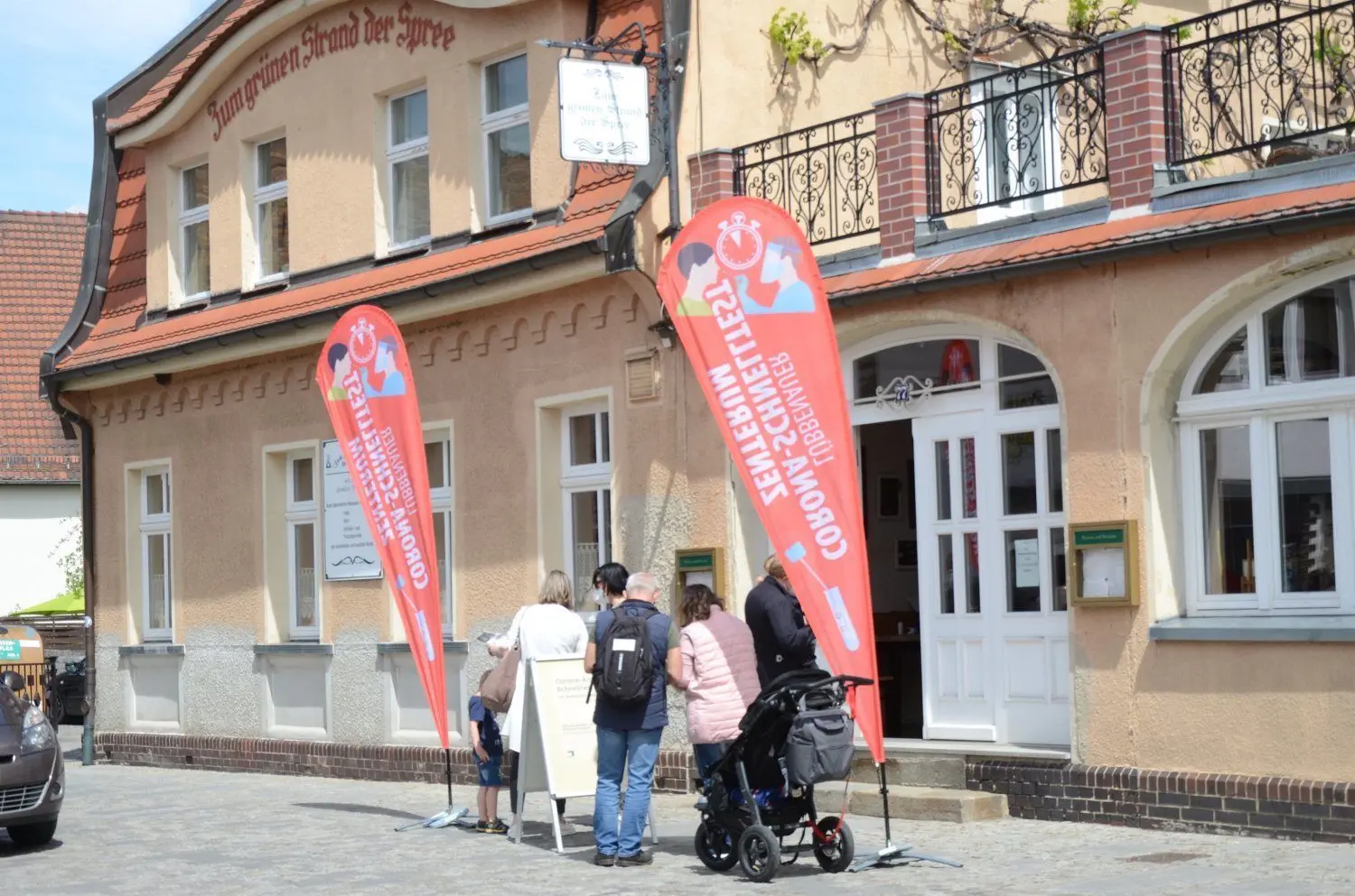 Schlangenbildung am Freitagmittag vor dem Testzentrum in der Gaststätte „Zum Grünen Strand der Spree“ am Großen Hafen in Lübbenau.