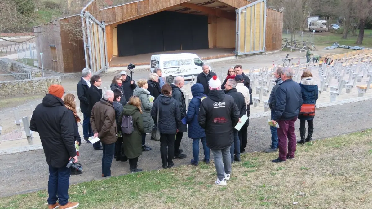 Die Freilichtbühne in Spremberg verfügt über ein großes Bühnenhaus. Ist es vollständig geöffnet, können bis zu 3500 Menschen auf die Bühne schauen.
Brandenburg, Spremberg Freilichtbühne: IMAG Laga in Spremberg: Interministerielle Arbeitsgruppe besucht Anfang April 2022 Spremberg: Gerd Schmiedel spricht über den Bau der Freilichtbühne