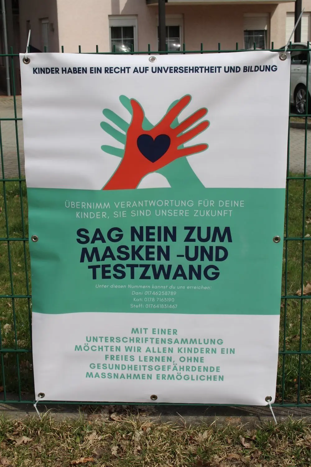 Mit Plakaten machen die Eltern auf ihr Anliegen aufmerksam. Weil die Genehmigung fehlt, diese an der Schule anzuhängen, wurden sie dort wieder entfernt.