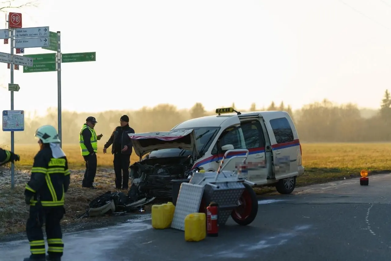 Schwerer Unfall in Forst: Zwei Fahrzeugen krachen aufeinander. Beteiligt war auch dieses Taxi.
